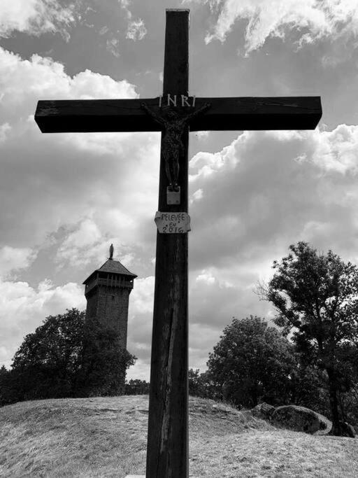 Gite A La Tour De Peyrebrune Villa Alrance Esterno foto