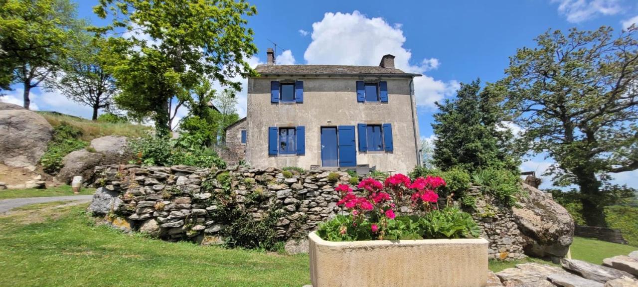 Gite A La Tour De Peyrebrune Villa Alrance Esterno foto